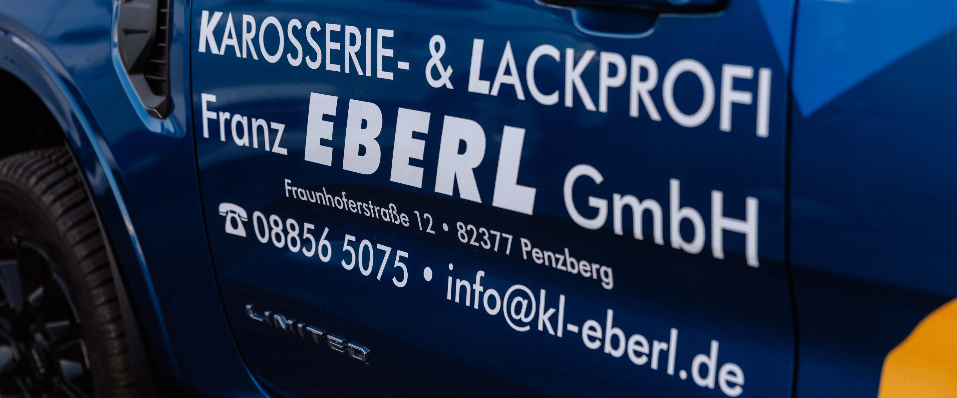 Fahrzeug mit Folierung von Firma