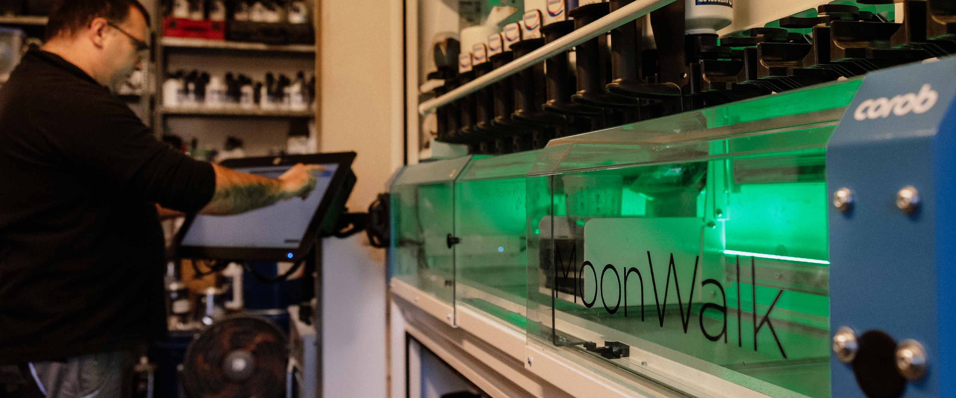 Werkstatt mit Fahrzeugen zur Lackierung.